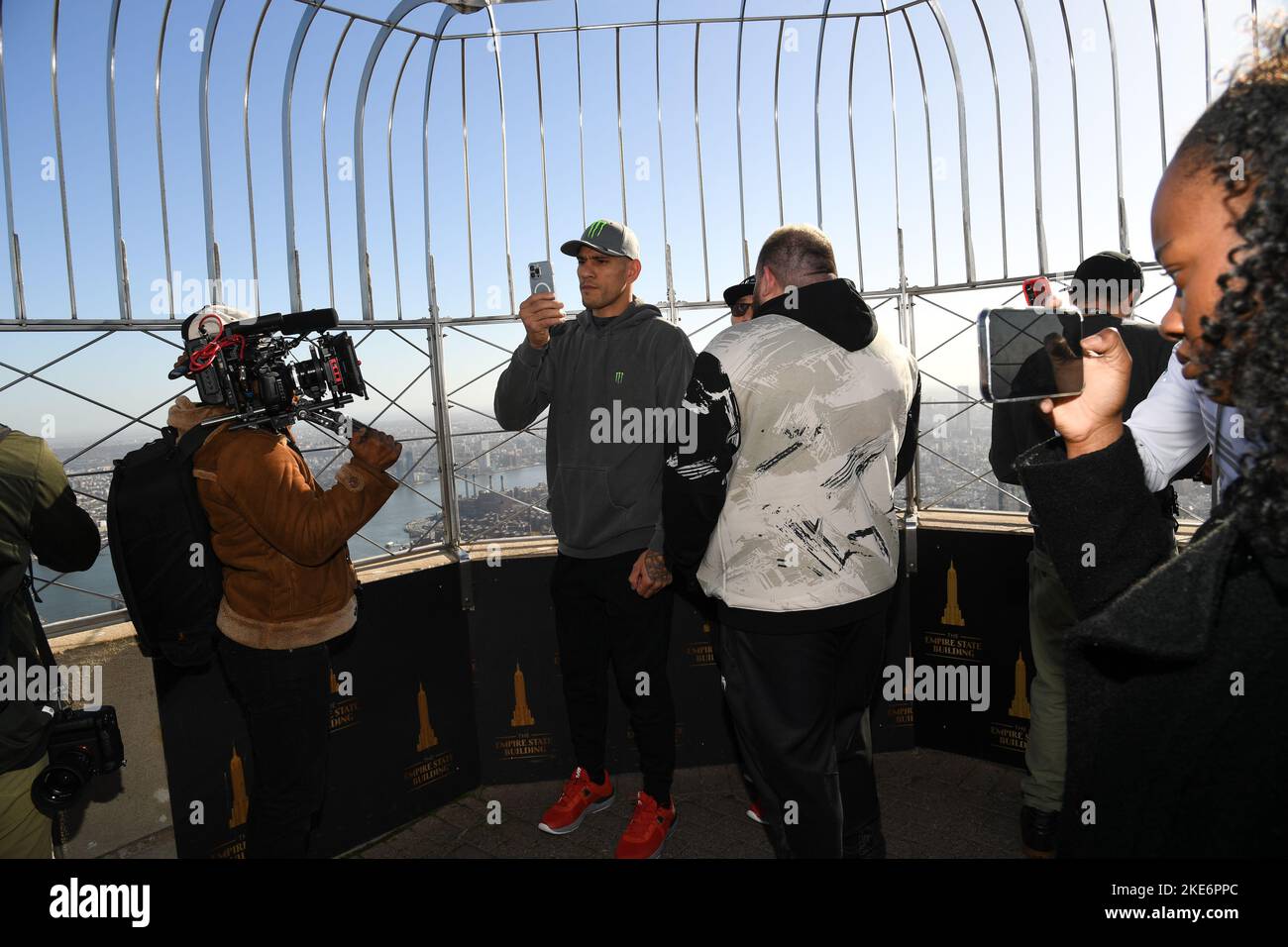 New York, États-Unis. 10th novembre 2022. Alex Pereira participe à un front de face avant l'UFC 281 à l'Empire State Building de New York, NY sur 10 novembre 2022. (Photo par Efren Landaos/Sipa USA) crédit: SIPA USA/Alay Live News Banque D'Images