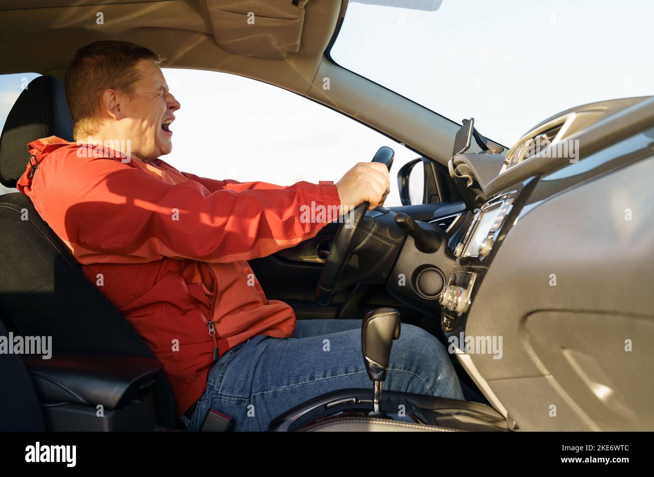 Le conducteur a perdu le contrôle de la voiture, freinage d'urgence. Sécurité de transport. Banque D'Images