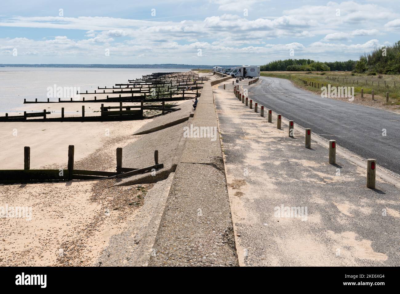 Parking limité pour les grands véhicules suite à l'installation de bollards le long du front de mer, Leysdown on Sea, île de Shepey, Kent, Angleterre, ROYAUME-UNI Banque D'Images