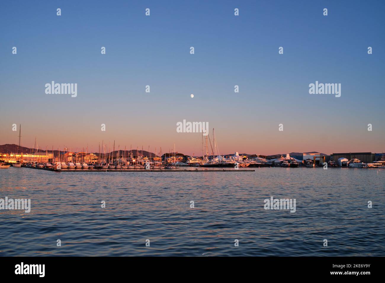 Viareggio, Italie - 05 novembre 2022 : bateaux ancrés à la jetée de la ville toscane au coucher du soleil Banque D'Images