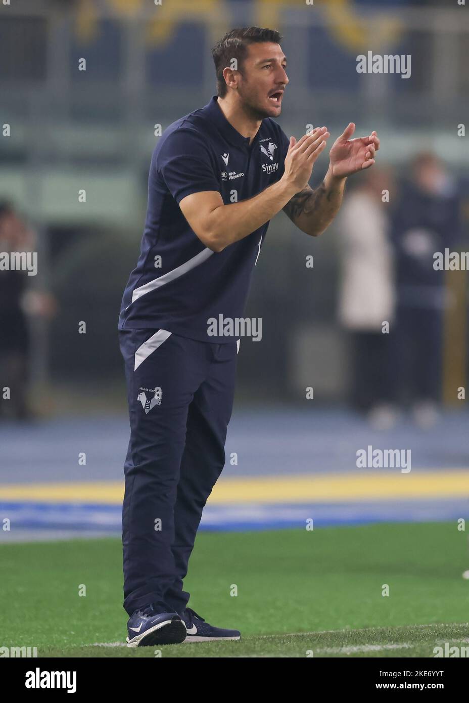 Vérone, Italie, 10th novembre 2022. Salvatore Bocchetti l'entraîneur-chef de Hellas Verona réagit au cours de la série Un match au Stadio Marcantonio Bentegodi, Vérone. Le crédit photo devrait se lire: Jonathan Moscrop / Sportimage Banque D'Images