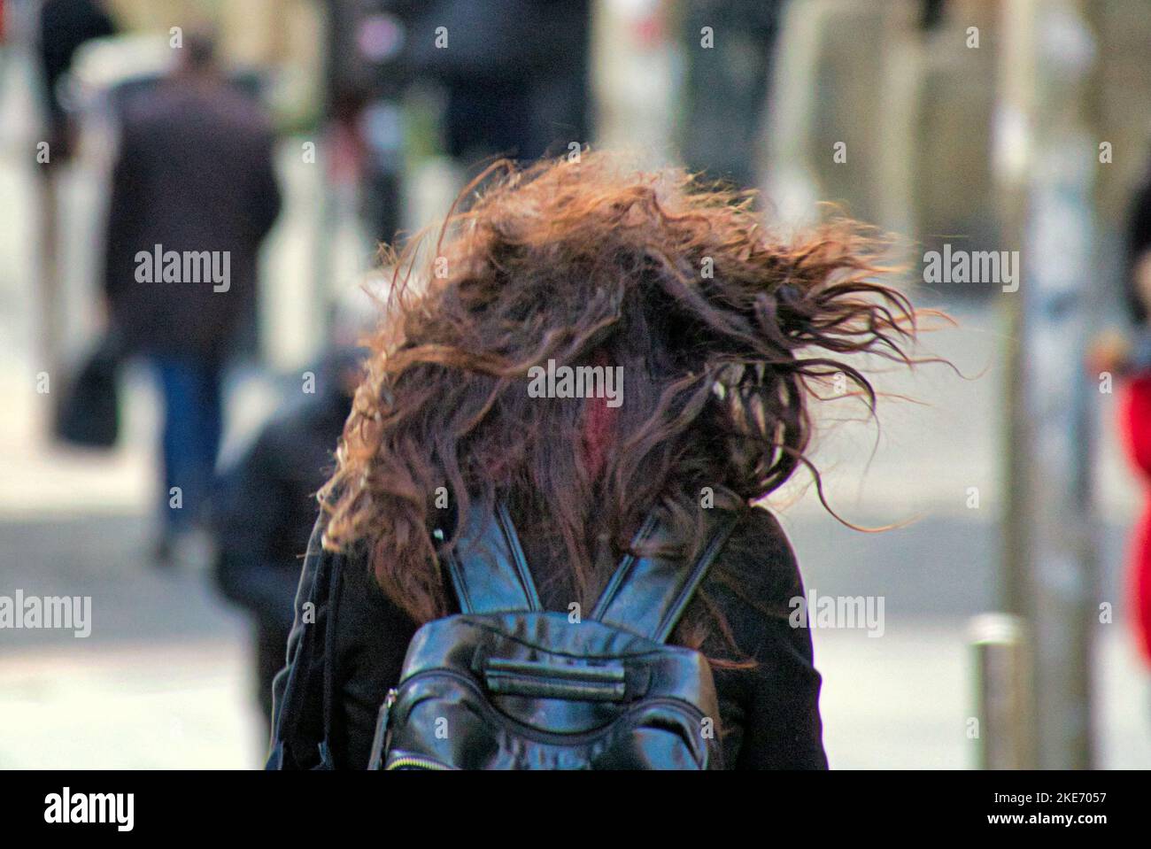 Glasgow, Écosse, Royaume-Uni 10th novembre 2022. Météo au Royaume-Uni : les vents violents ont vu les gens se battre dans les rues de la ville. Crédit Gerard Ferry/Alay Live News Banque D'Images