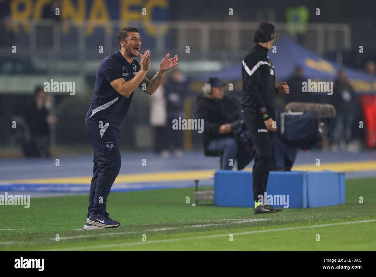 Vérone, Italie, 10th novembre 2022. Salvatore Bocchetti l'entraîneur-chef de Hellas Verona réagit au cours de la série Un match au Stadio Marcantonio Bentegodi, Vérone. Le crédit photo devrait se lire: Jonathan Moscrop / Sportimage Banque D'Images