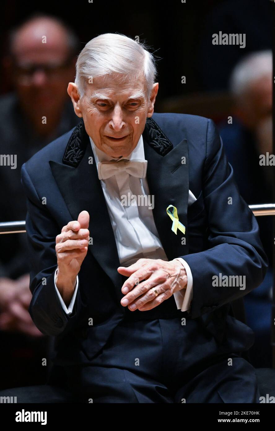 Saxe, Leipzig: 10 novembre 2022, le musicien et chef d'orchestre Herbert Blomstedt dirige le Grand concert au Gewandhaus Leipzig. Avant le début du concert, Blomstedt avait reçu la Croix fédérale du mérite. Blomstedt a 95 ans cette année et est considéré comme le chef d'orchestre le plus longtemps au monde. Fils de parents suédois, il est né aux États-Unis en 1927, a étudié le violon à Stockholm et, plus tard, il dirige aussi avec Leonard Bernstein, entre autres. En 1954, il fait ses débuts avec l'Orchestre philharmonique de Stockholm. De 1998 à 2005, il a servi comme Gewandhauskapellmeister. Photo: Hendrik SC Banque D'Images