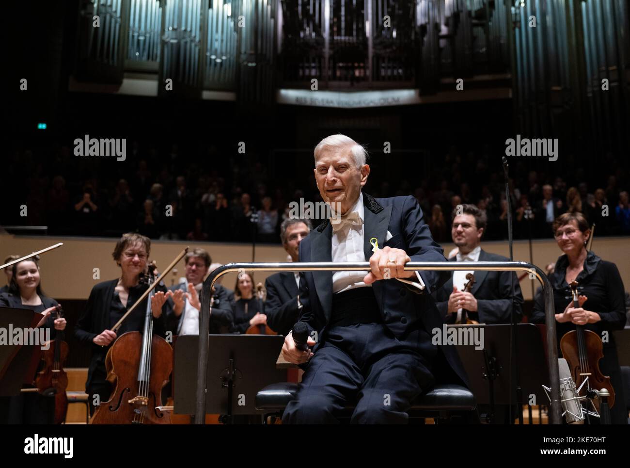 Saxe, Leipzig: 10 novembre 2022, le musicien et chef d'orchestre Herbert Blomstedt est ravi de recevoir l'ordre du mérite de la République fédérale d'Allemagne avant le début du Grand concert au Gewandhaus Leipzig. Blomstedt a 95 ans cette année et est considéré comme le chef d'orchestre le plus longtemps au monde. Fils de parents suédois, il est né aux États-Unis en 1927, a étudié le violon à Stockholm et, plus tard, il dirige aussi avec Leonard Bernstein, entre autres. En 1954, il fait ses débuts avec l'Orchestre philharmonique de Stockholm. De 1998 à 2005, il a servi comme Gewandhauskapellmeister. Photo: Lui Banque D'Images