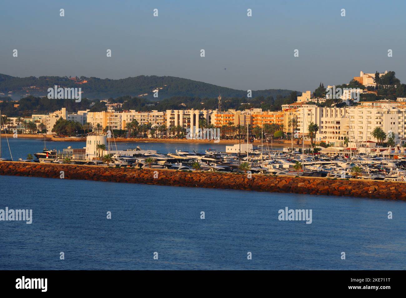 Soleil matinal chaud sur Santa Eulalia Marina, Ibiza, Iles Baléares, Espagne. Banque D'Images