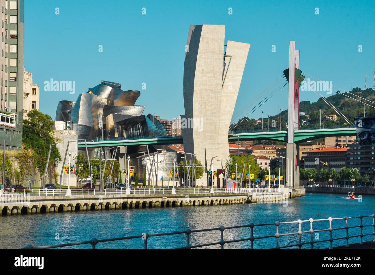 Le pont de la Salve sur la rivière à Bilbao, en Espagne, avec le musée Solomon Guggenheim en arrière-plan Banque D'Images