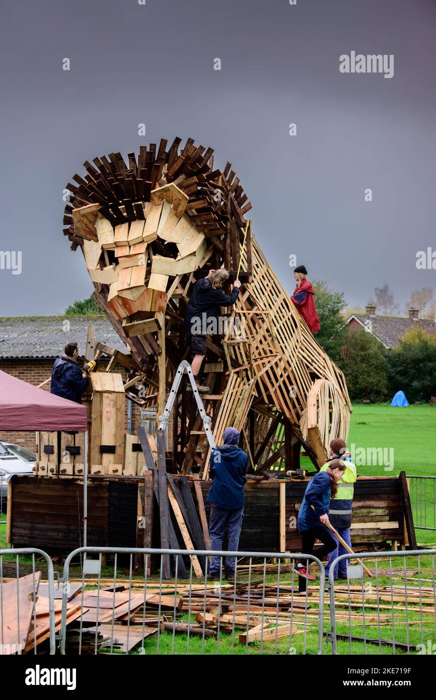 East Hoathly, Royaume-Uni. 10th novembre 2022. La sculpture sur feu de joie d'East Hoathly approche de sa fin de semaine avant les célébrations annuelles du carnaval du village de Sussex pour commémorer l'armistice et le dimanche du souvenir. La sculpture représente un lion avec sa patte placée sur une couronne pour commémorer la mort de la Reine. La société de carnaval se traitera à travers les rues du village avec des banderoles de feu avant la soirée culmine dans l'éclairage de la sculpture. Crédit : Jim Holden/Alay Live News Banque D'Images