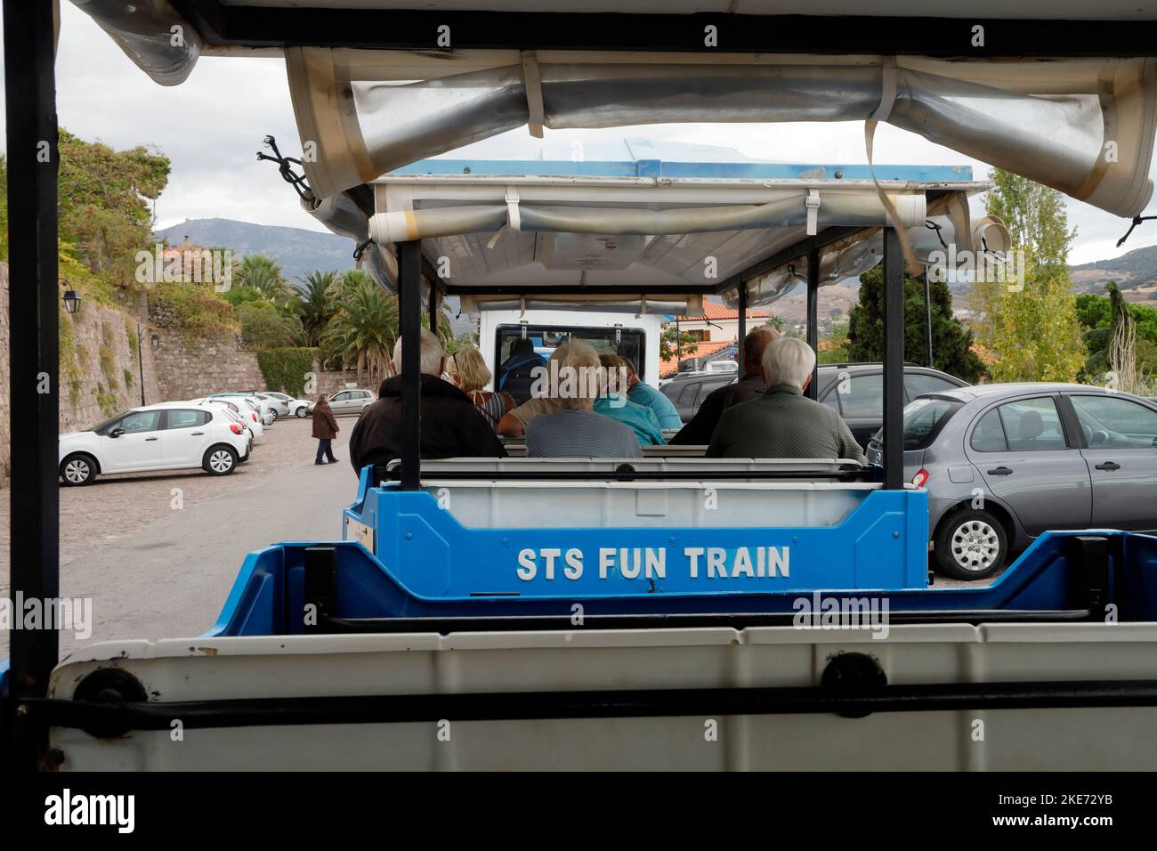 Train amusant. Train routier bleu et blanc, ville de Molyvos, Lesbos. Transport de touristes. Octobre 2022. Automne Banque D'Images