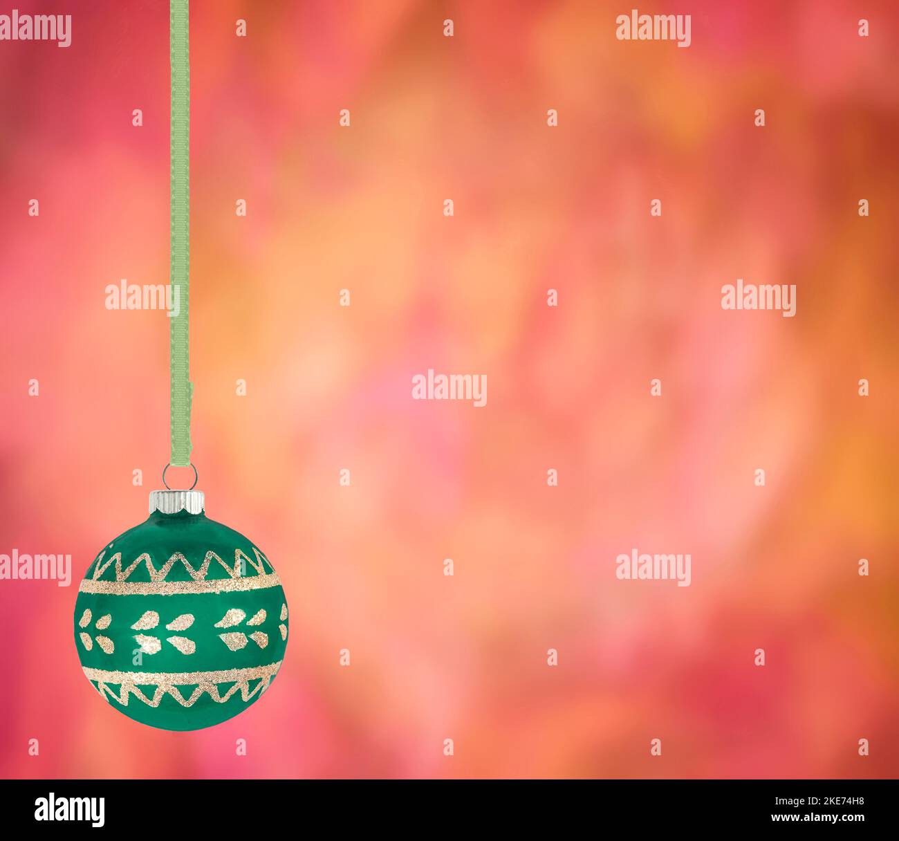 Fond de Noël horizontal avec boule de Noël verte suspendue et espace de copie. Banque D'Images