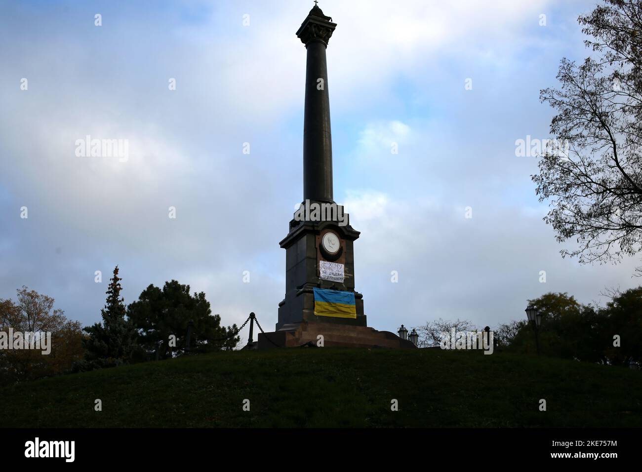 Le monument d'Alexandre II est visible avec l'inscription 'Je ne veux pas quitter Odessa, si sincèrement, à la maison' dans le parc central de la culture et des loisirs du nom de Taras Grigoryevitch Shevchenko. Le monument de l'empereur russe Alexandre II a été érigé en mai 1891 et un parc nommé d'après lui. Avec la guerre à grande échelle de la Fédération de Russie contre l'Ukraine, les Ukrainiens tentent de se débarrasser du passé impérial russe. Banque D'Images