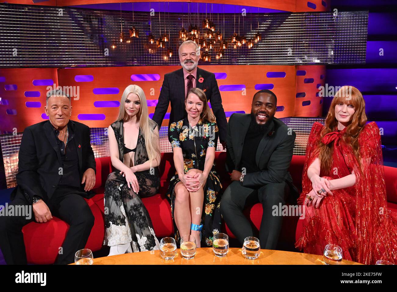 USAGE ÉDITORIAL SEULEMENT (de gauche à droite assis) Bruce Springsteen, Anya Taylor-Joy, Anna Maxwell Martin, Mo Gilligan et Florence Welch avec l'hôte Graham Norton pendant le tournage du Graham Norton Show au BBC Studioworks 6 Television Center, Wood Lane, Londres, devant être diffusé sur BBC One vendredi soir. Banque D'Images