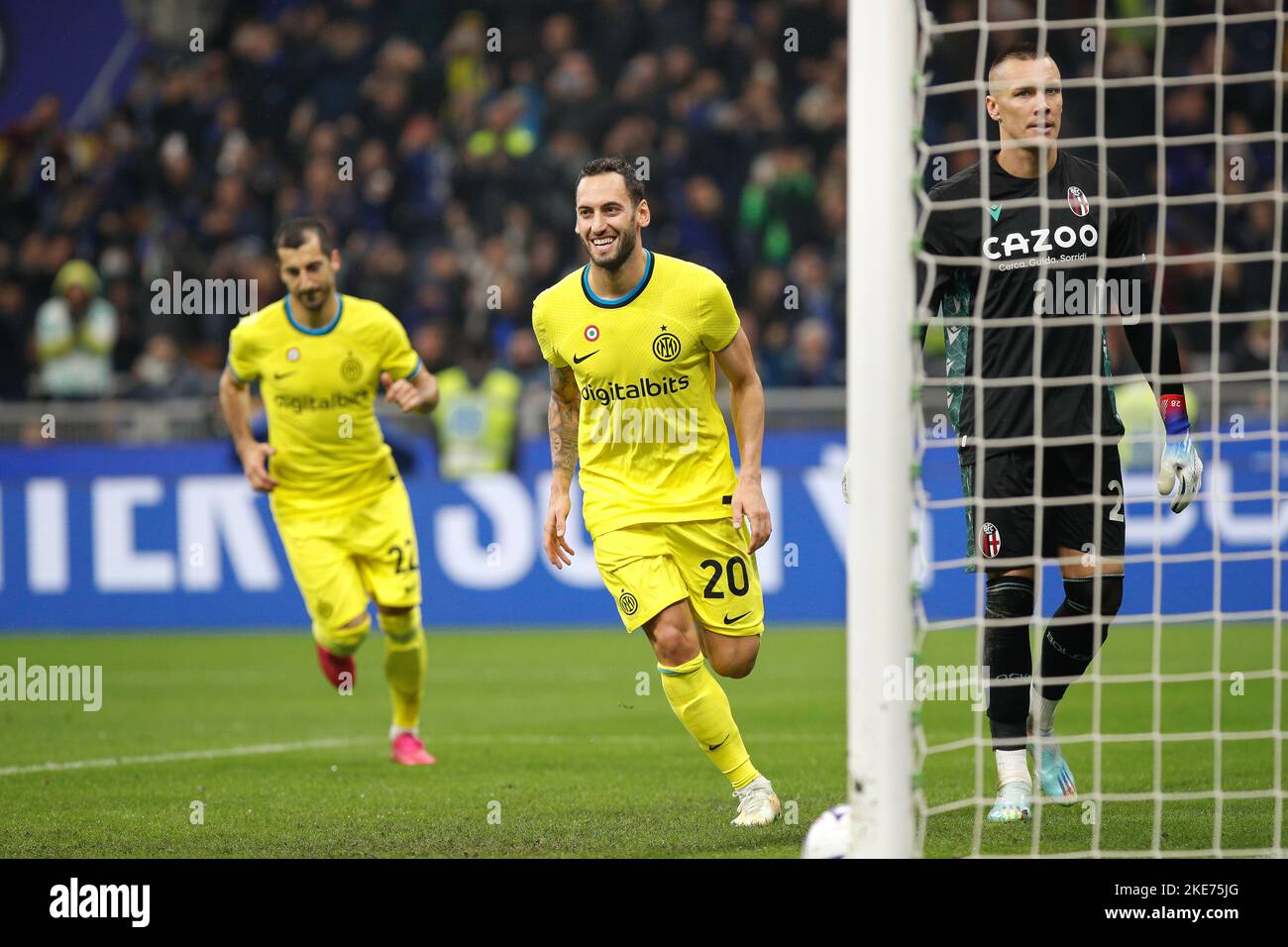 Milan, Italie. 09th novembre 2022. Italie, Milan, nov 9 2022: Hakan Calhanoglu (fc Inter milieu de terrain) scores par penalty kick le but 5-1 à 59' pendant le match de football FC INTER vs BOLOGNA FC, Serie A 2022-2023 day14 San Siro Stadium (photo de Fabrizio Andrea Bertani/Pacific Press) Credit: Pacific Press Media production Corp./Alay Live News Banque D'Images