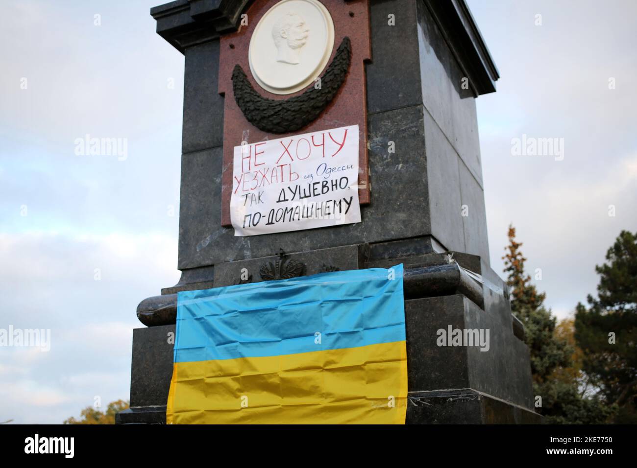 Odessa, Ukraine. 10th novembre 2022. Le monument d'Alexandre II est visible avec l'inscription ''Je ne veux pas quitter Odessa, si sincèrement, à la maison'' dans le Parc central de la Culture et des Loisirs nommé d'après Taras Grigoryevitch Shevchenko. Le monument de l'empereur russe Alexandre II a été érigé en mai 1891 et un parc nommé d'après lui. Avec la guerre à grande échelle de la Fédération de Russie contre l'Ukraine, les Ukrainiens tentent de se débarrasser du passé impérial russe. (Credit image: © Viacheslav Onyshchenko/SOPA Images via ZUMA Press Wire) Banque D'Images