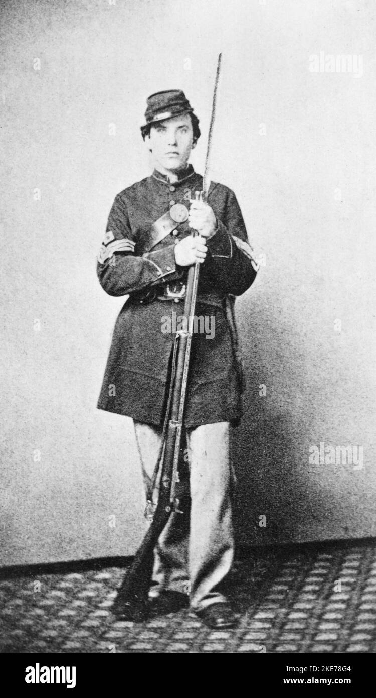 The 106th New York Infantry Regiment (ou St. Lawrence County Regiment) un régiment d'infanterie dans l'Armée de l'Union pendant la guerre civile américaine. Le Sergent Cornelius V. Moore de la Compagnie B, 100th New York Volunteers, un sergent du 39th Illinois Regiment, un caporal de 106th New York Volunteers, et un soldat du 11th Vermont Regiment tenant un mousquet de bayoneted Banque D'Images