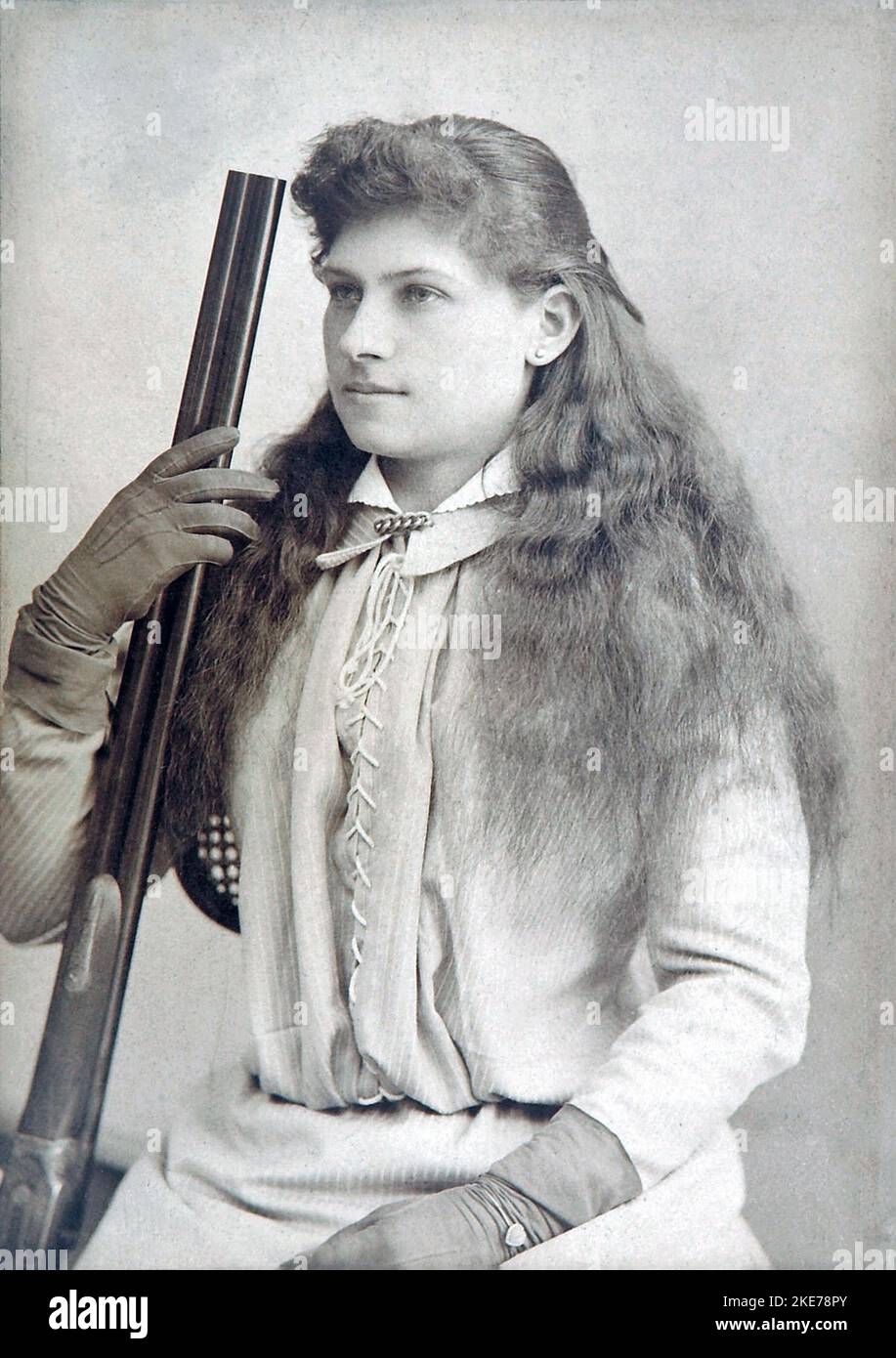 Annie Oakley (Phoebe Ann Mosey, 1860 – 1926) le sharpshooter américain qui a joué dans le spectacle Wild West de Buffalo Bill. Banque D'Images