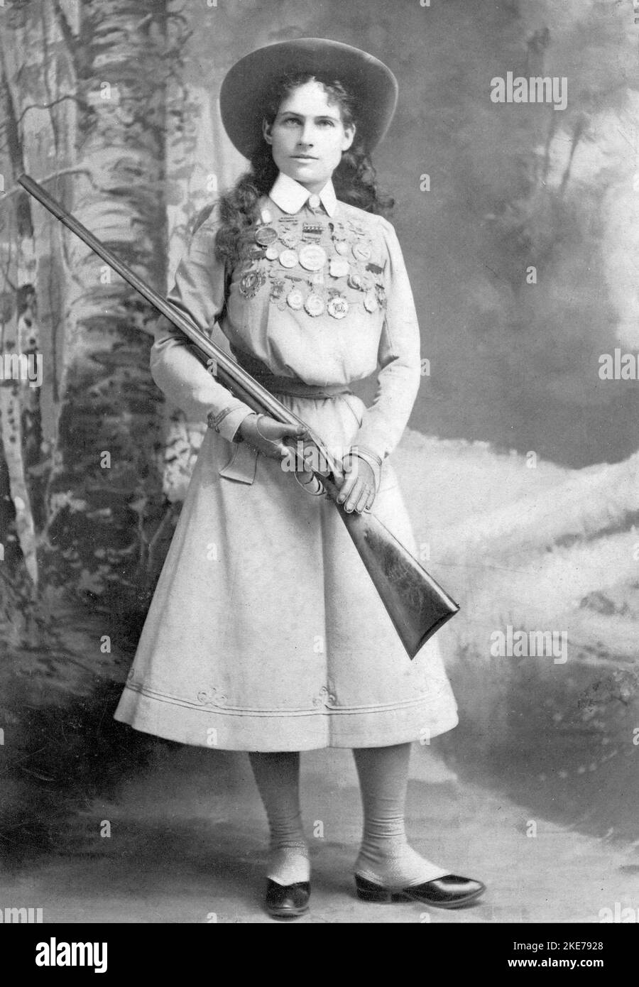 Annie Oakley (Phoebe Ann Mosey, 1860 – 1926) le sharpshooter américain qui a joué dans le spectacle Wild West de Buffalo Bill. Banque D'Images