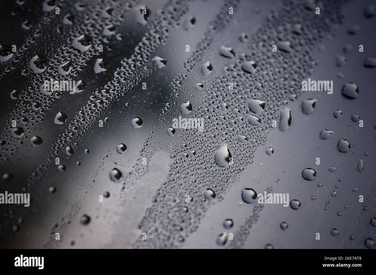 De la condensation se forme sur une fenêtre, le 21 novembre 2015, à St. Augustine, en Floride. La condensation se forme lorsque l'air intérieur est plus chaud que l'air extérieur. Banque D'Images