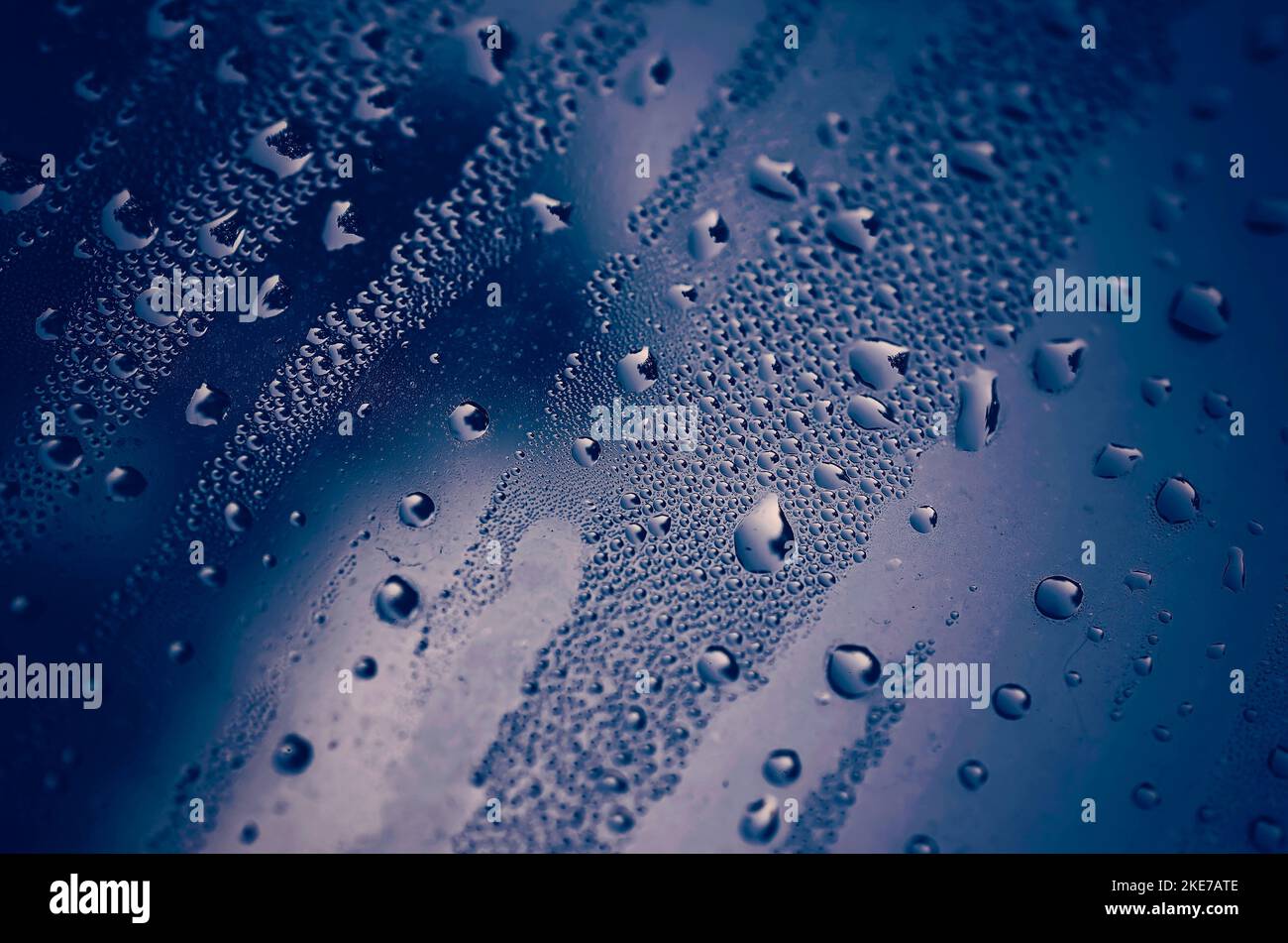 De la condensation se forme sur une fenêtre, le 21 novembre 2015, à St. Augustine, en Floride. La condensation se forme lorsque l'air intérieur est plus chaud que l'air extérieur. Banque D'Images
