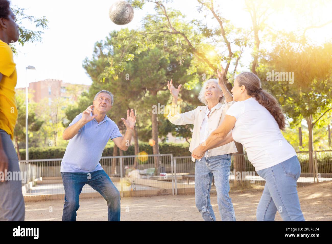 De vieilles multinationales jouent au volley-ball sur une aire de jeux d'été pour les sports au printemps dehors Banque D'Images