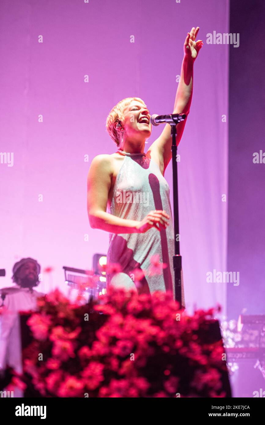 Londres. Royaume-Uni, 10/11/2022, la chanteuse Maggie Rogers se produit sur scène lors de la tournée «The Feral Joy» à Alexandra Palace, Londres. Banque D'Images Londres. Royaume-Uni, 10/11/2022, la chanteuse Maggie Rogers se produit sur scène lors de la tournée «The Feral Joy» à Alexandra Palace, Londres. Banque D'Images