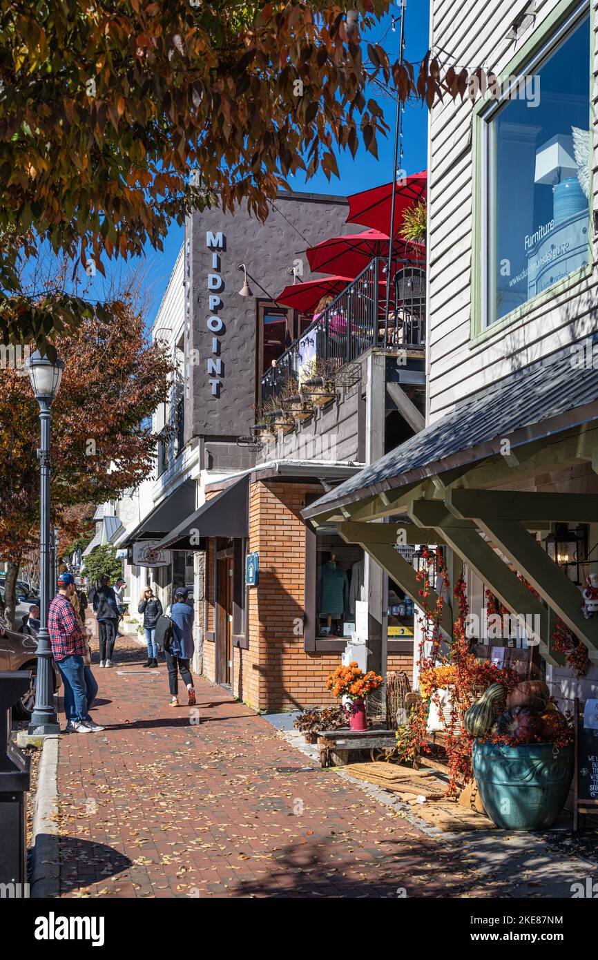 Les gens qui apprécient une belle journée d'automne parmi les boutiques et les restaurants de main Street dans la station de montagne de Highlands, en Caroline du Nord. (ÉTATS-UNIS) Banque D'Images