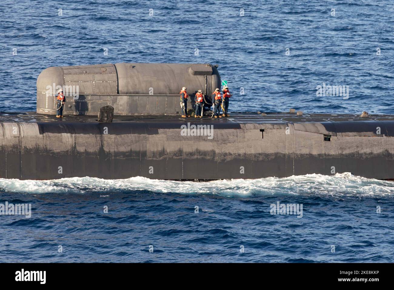 221104-N-TC847-1174 MER IONIENNE (NOV 4, 2022) les marins affectés au sous-marin de missiles guidés de classe Ohio USS Florida (SSGN 728) envoient un signal à un hélicoptère MH-60R Sea Hawk, attaché à l'escadron de frappe maritime (HSM) 46, lors d'une reconstitution verticale, le 4 novembre 2022. Carrier Air Wing (CVW) 7 est la composante aérienne et de grève offensive du Carrier Strike Group (CSG) 10, George H.W. CSG de bague. Les escadrons du CVW-7 sont le Strike Fighter Squadron (VFA) 86, le VFA-103, le VFA-136, le VFA-143, le Electronic Attack Squadron (VAQ) 140, le Carrier Airborne Early Warning Squadron (VAW) 121, hélicoptère Sea combat Banque D'Images