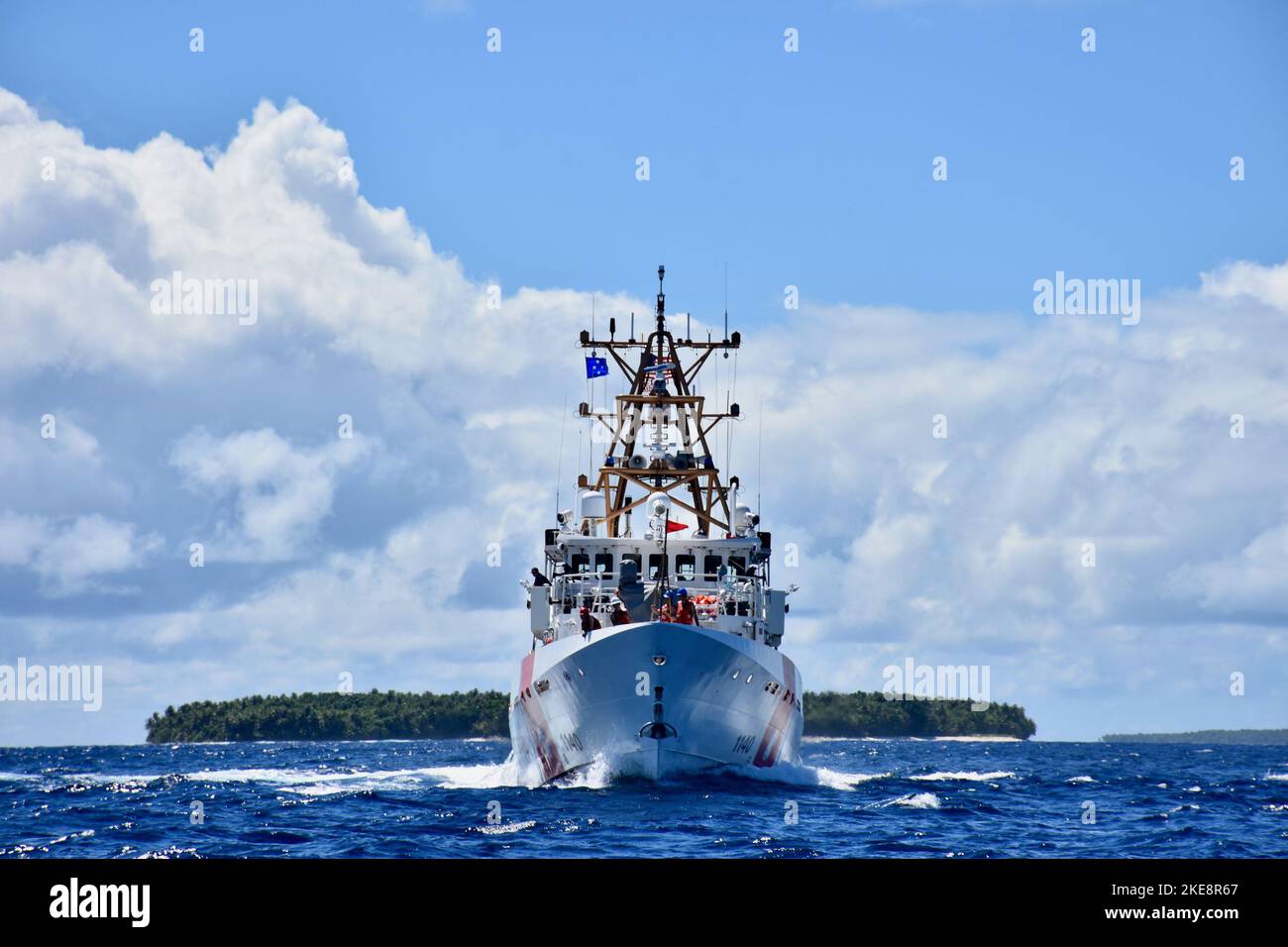 L'équipage USCGC Oliver Henry (WPC 1140) visite l'atoll d'Ulithi le 31 octobre 2022, la première fois qu'un cutter à réponse rapide visite l'atoll et a livré 20 boîtes de fournitures, 50 dispositifs de flottaison personnels, Et de l'équipement sportif offert par l'équipe de coupe, la famille étendue de la Garde côtière américaine de Guam, le programme d'action communautaire Ulithi Falalop, la Guam Island Girl Power Foundation et la Fondation Ayuda. Ulithi a été une zone de transit centrale des États-Unis pendant la Seconde Guerre mondiale, et a été le domicile d'une station de communication de la Garde côtière américaine Loran-C de 1944 à 1965 avant que les opérations ne se délotaient à Yap et finalement ont fermé en 1987. Banque D'Images