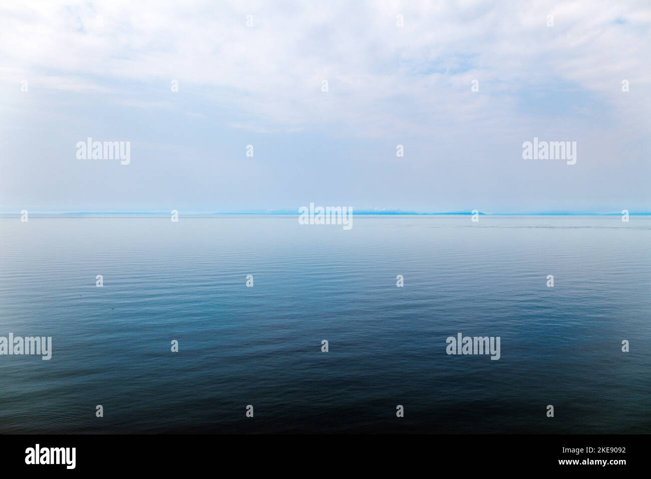 Brumeux ; vue brumeuse sur Cook Inlet depuis la péninsule de Kenai ; parc national et réserve du lac Clark au-delà ; Alaska ; États-Unis Banque D'Images