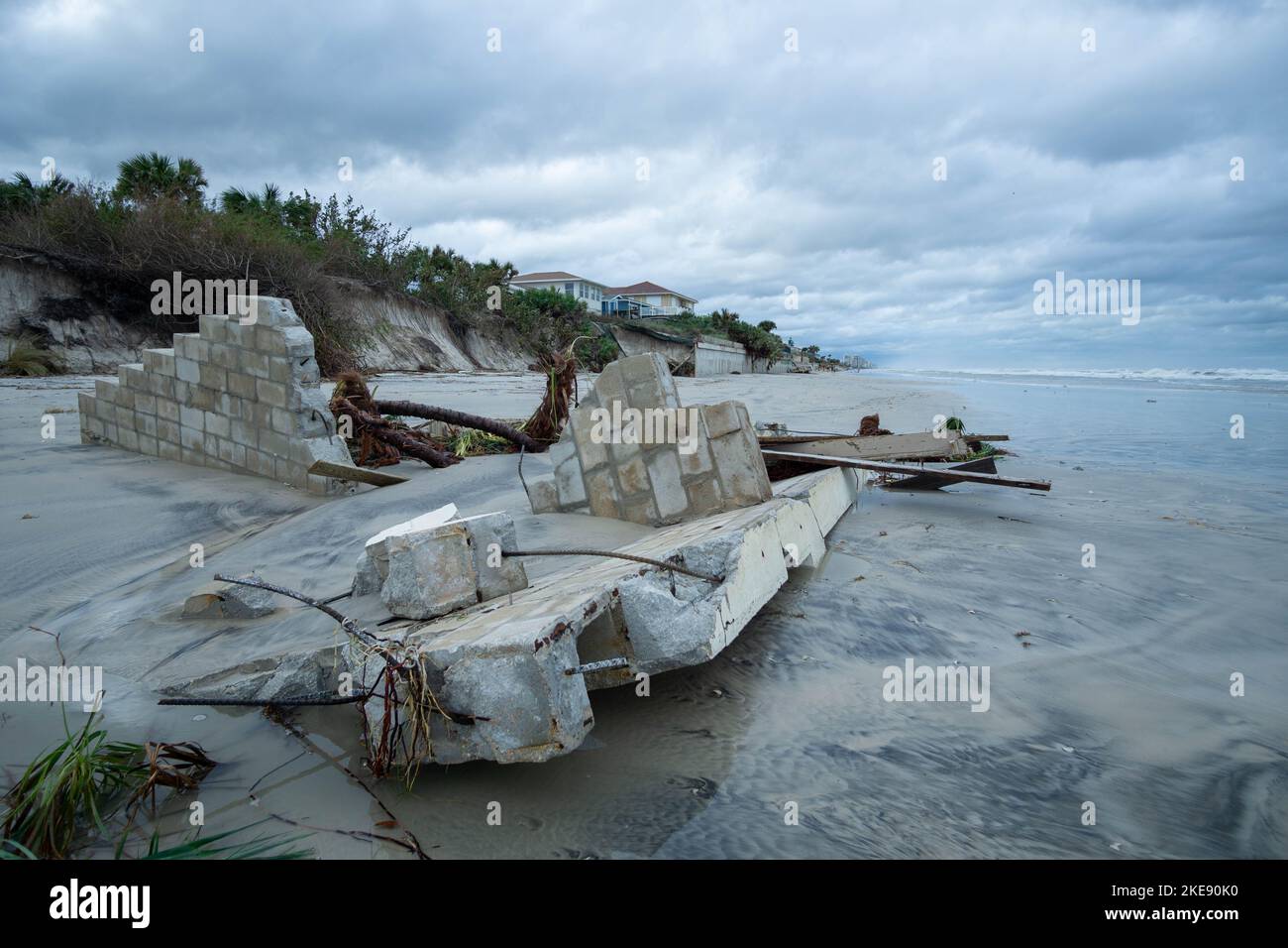 Les anciens murs de mer ont été réduits à des débris dans Ponce Inlet par l'ouragan Nicole. Banque D'Images