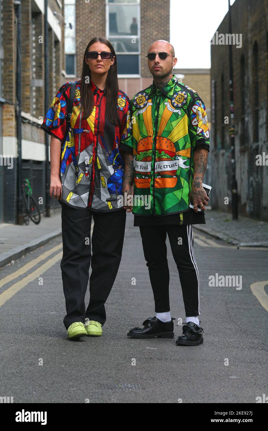Cool look femme et homme dans une rue à l'est de Londres, Royaume-Uni Banque D'Images