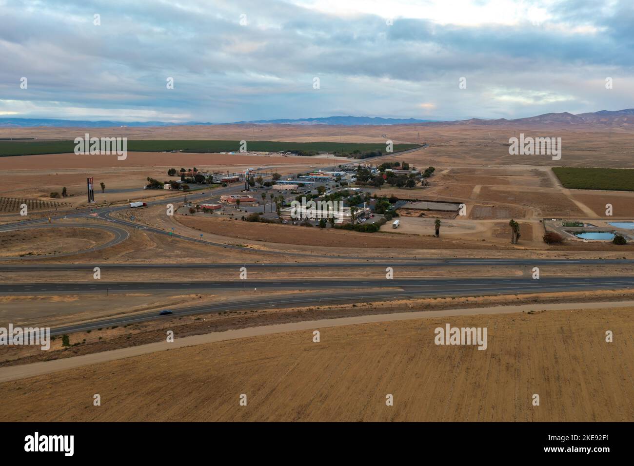 Coalinga, Californie. Reststop et hôtels par l'autoroute 5. Banque D'Images