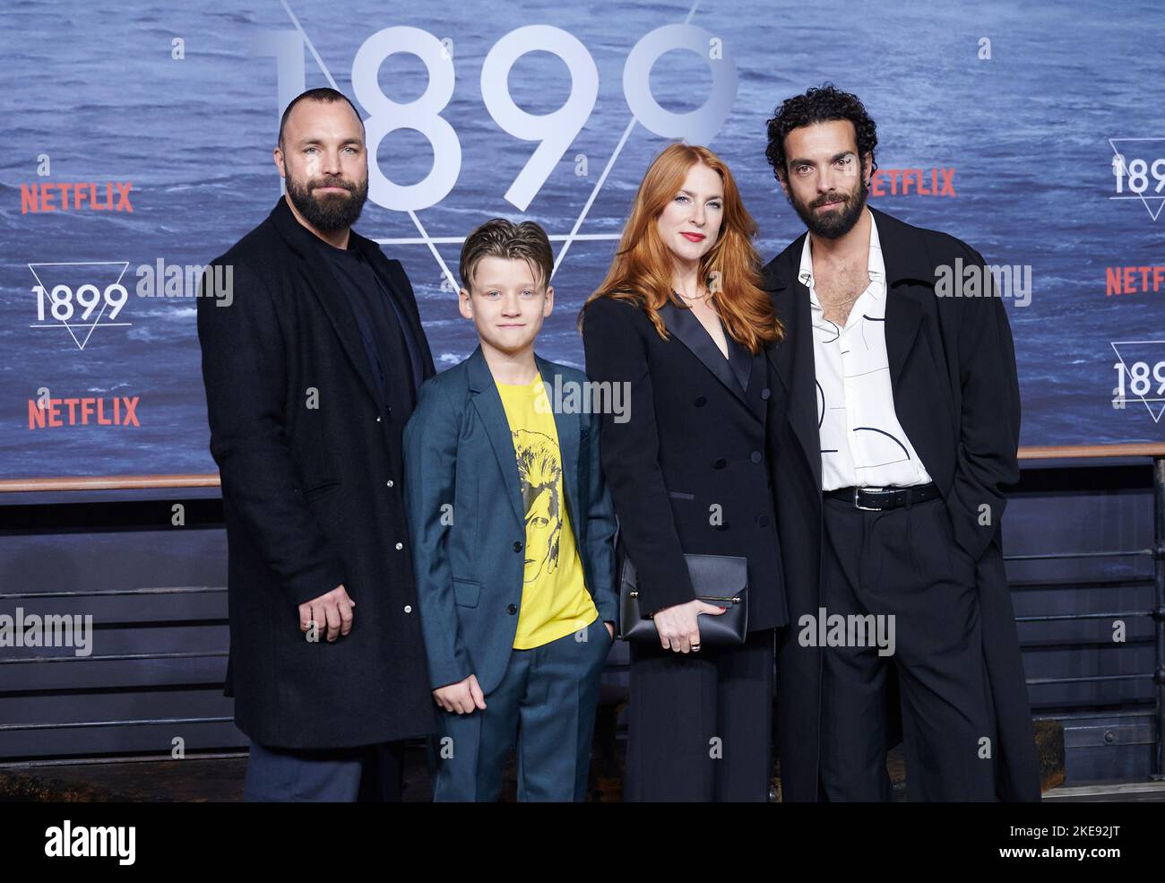 Berlin, Allemagne. 10th novembre 2022. Isaak Dentler (l-r), Fflyn Edwards, Rosalie Craig et José Pimentao arrivent à la première de la série Netflix 1899 à Funkhaus Berlin. Credit: Annette Riedl/dpa/Alay Live News Banque D'Images