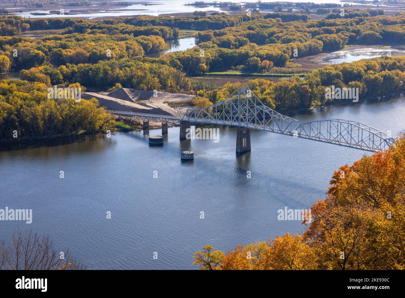 Vieux pont sur le fleuve Mississippi en automne Banque D'Images