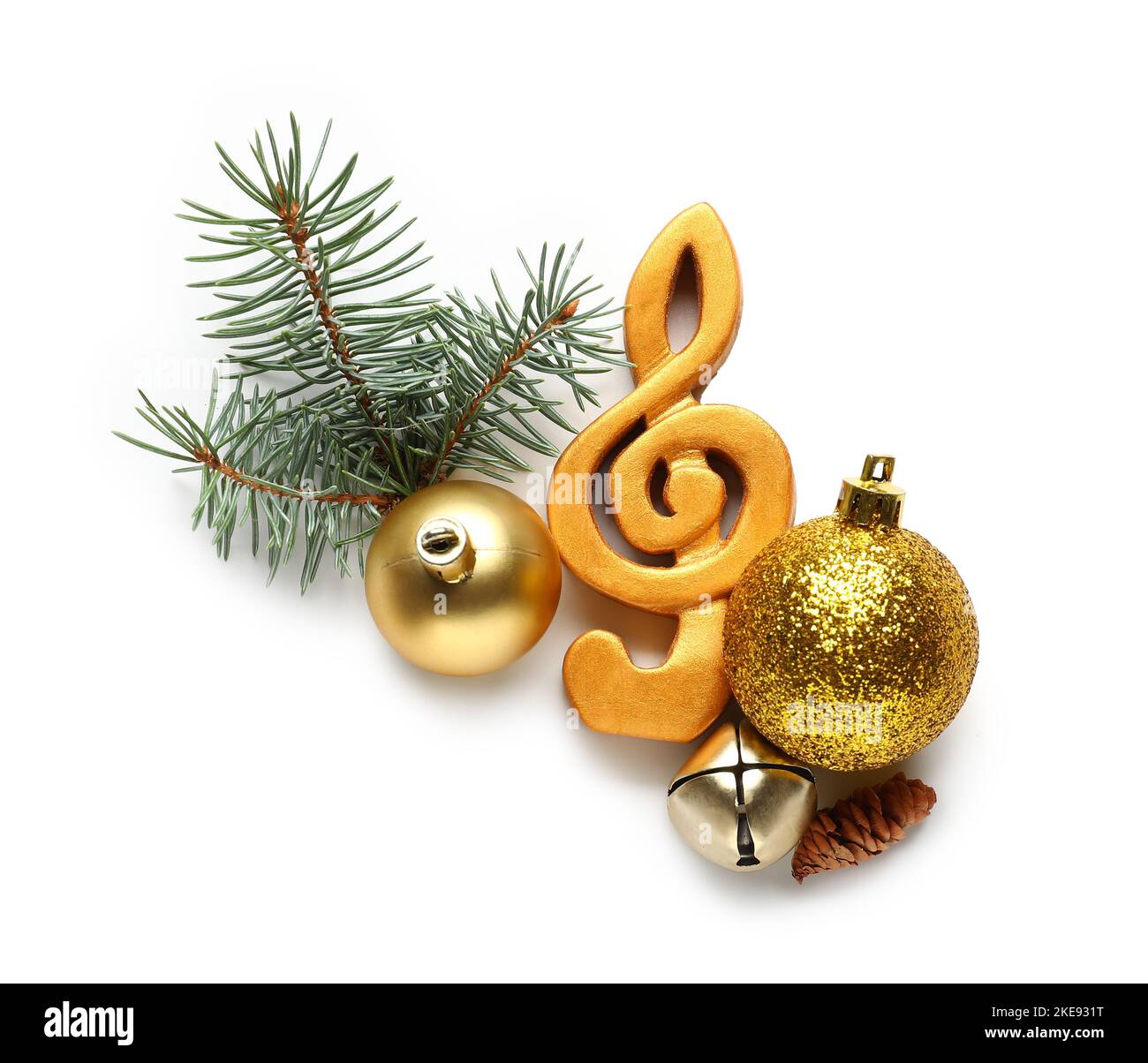 Pince d'aigus avec boules de Noël, branches de sapin, cône et cloche sur fond blanc Banque D'Images