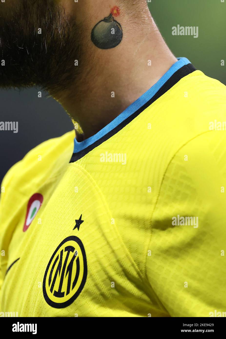 Milan, Italie, 9th novembre 2022. Un tatouage d'une bombe sur le cou de Marcelo Brozovic du FC Internazionale est vu pendant le match de la série A à Giuseppe Meazza, Milan. Le crédit photo devrait se lire: Jonathan Moscrop / Sportimage Banque D'Images