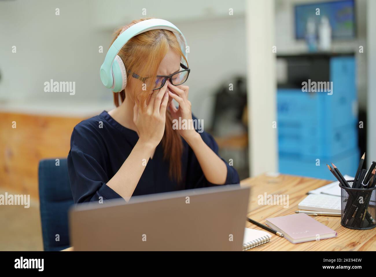 Portrait d'une adolescente asiatique qui a l'air fatiguée et frustrée, déprimée de ne pas atteindre ses objectifs Banque D'Images