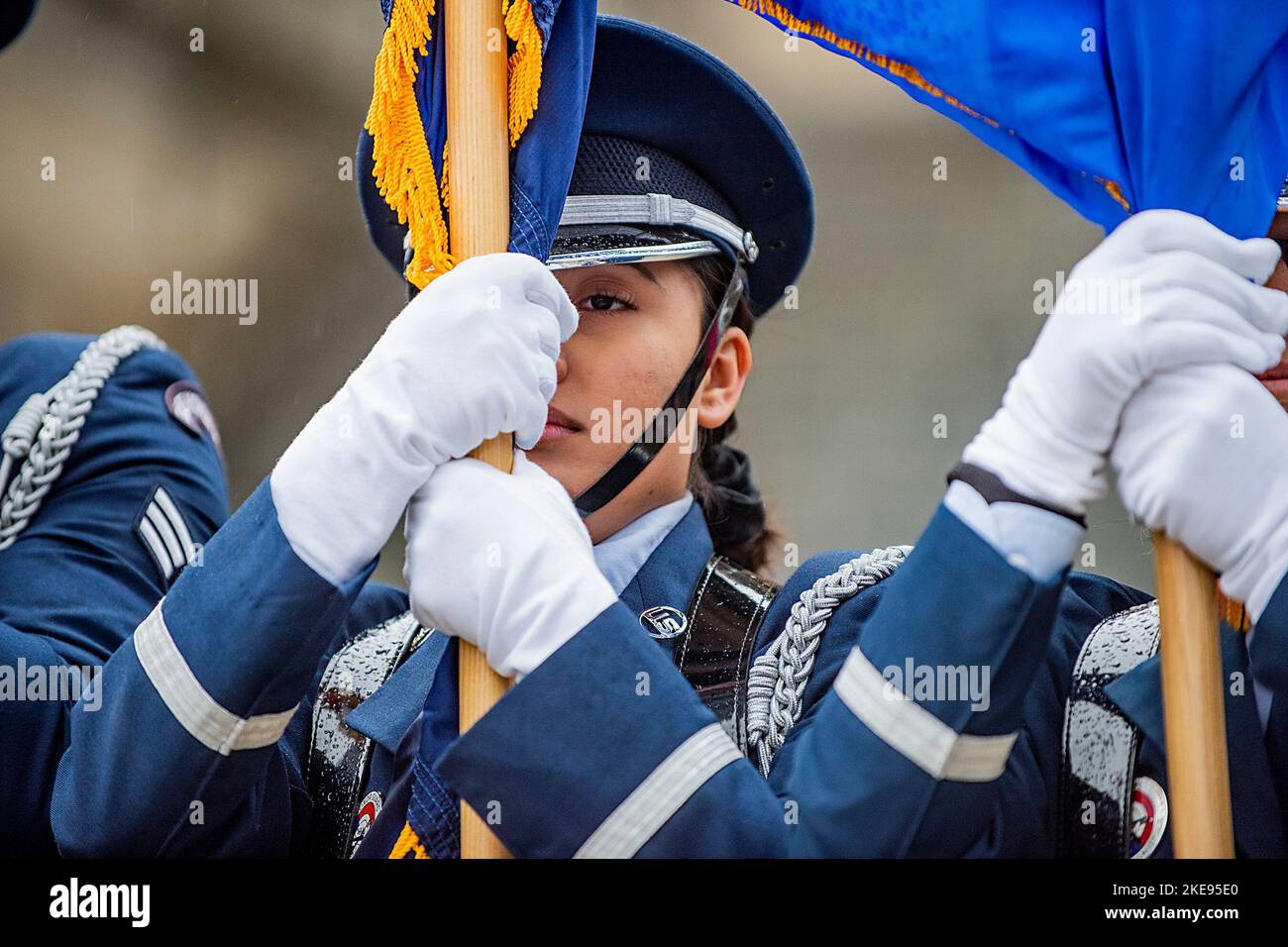 Boise, Idaho, États-Unis. 5th novembre 2022. La Garde nationale de l'Idaho a participé au défilé des anciens combattants du centre-ville de Boise, en novembre. 5, 2022 pour rendre hommage aux anciens combattants, passés et présents. Mountain Home base de la Force aérienne Honneur les aviateurs de la Garde ont affiché les couleurs au début de la parade. Crédit : U.S. National Guard/ZUMA Press Wire Service/ZUMAPRESS.com/Alamy Live News Banque D'Images