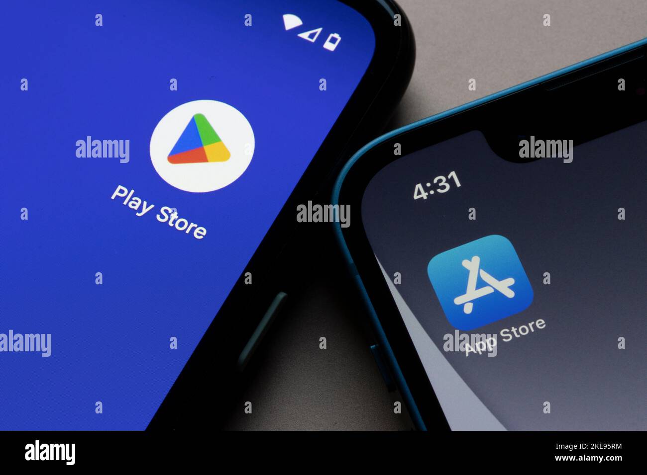 Les icônes de Google Play Store et Apple App Store sont visibles respectivement sur un smartphone Google Pixel et un iPhone. Google Play vs Apple App Store. Banque D'Images