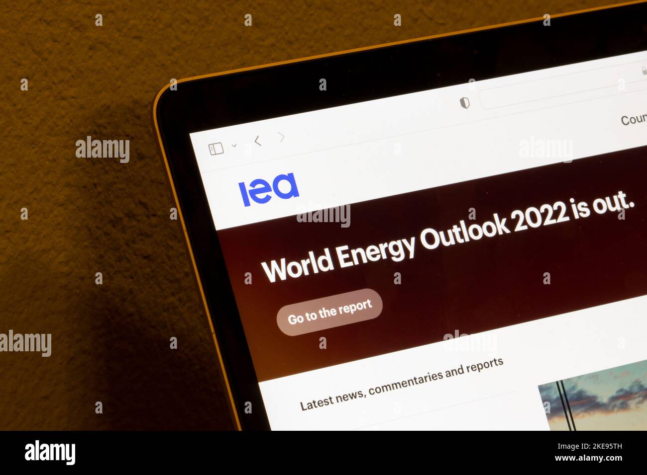 La page d'accueil du site Web de l'Agence internationale de l'énergie (AIE), une organisation intergouvernementale autonome basée à Paris, peut être consultée sur un ordinateur. Banque D'Images