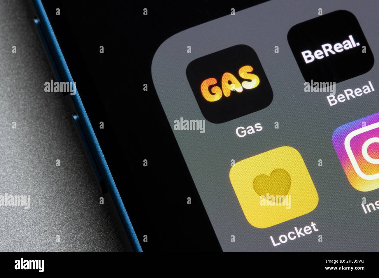 Les icônes des applications Gas, BeReal et Locket sont visibles sur un iPhone. Gas, comme BeReal et Locket, vise à créer une expérience plus positive sur les médias sociaux. Banque D'Images