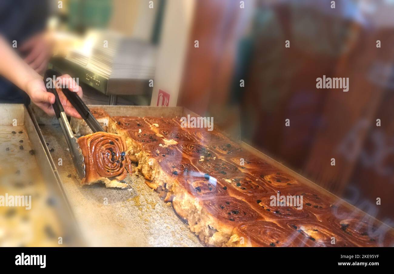 Le rouleau de cannelle dans la fenêtre avant de Fitzbillies Bakery à Cambridge, Royaume-Uni. Photo de Dennis Brack Photographie de Dennis Brack Banque D'Images