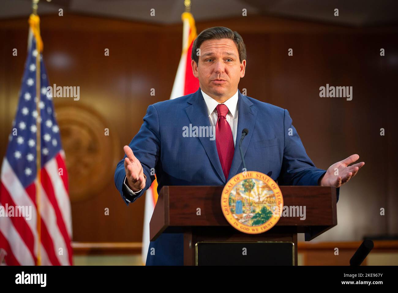 Ron DeSantis, gouverneur de la Floride, s'exprimant lors d'une conférence de presse du Capitole de l'État de Floride sur l'intégrité des élections en Floride sur 4 novembre 2020. (ÉTATS-UNIS) Banque D'Images