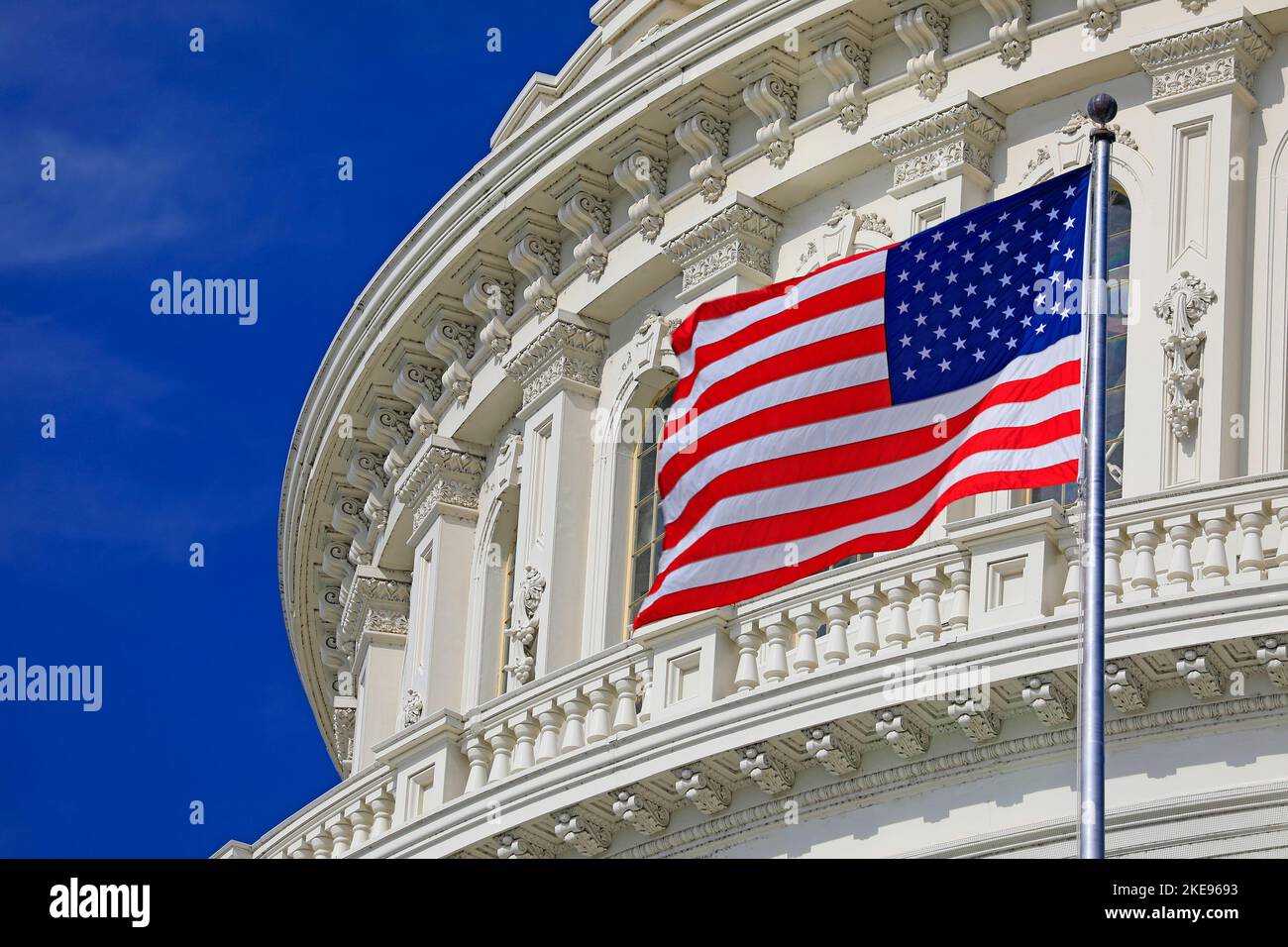 Dôme du Capitole de Washington DC avec drapeau américain Banque D'Images