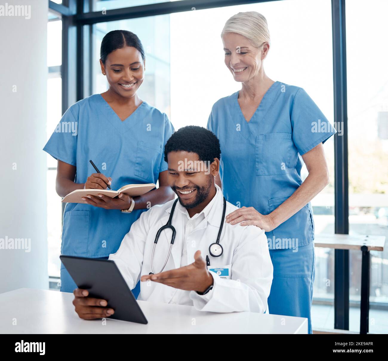 Des personnes à l'hôpital, une équipe médicale qui rencontre un médecin ou une innovation numérique dans le domaine de la santé avec des conseils professionnels. Homme noir dans la carrière d'expert, résultats de Banque D'Images