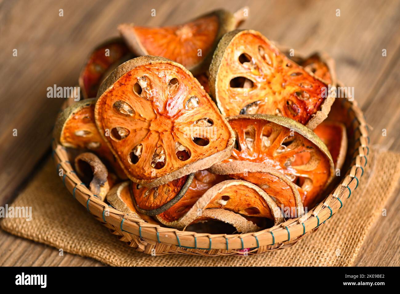 Tranches de bael séchées sur fond de panier, Bael pour jus de bael - thé sec aux fruits de bael pour la santé - Aegle marmelos Banque D'Images