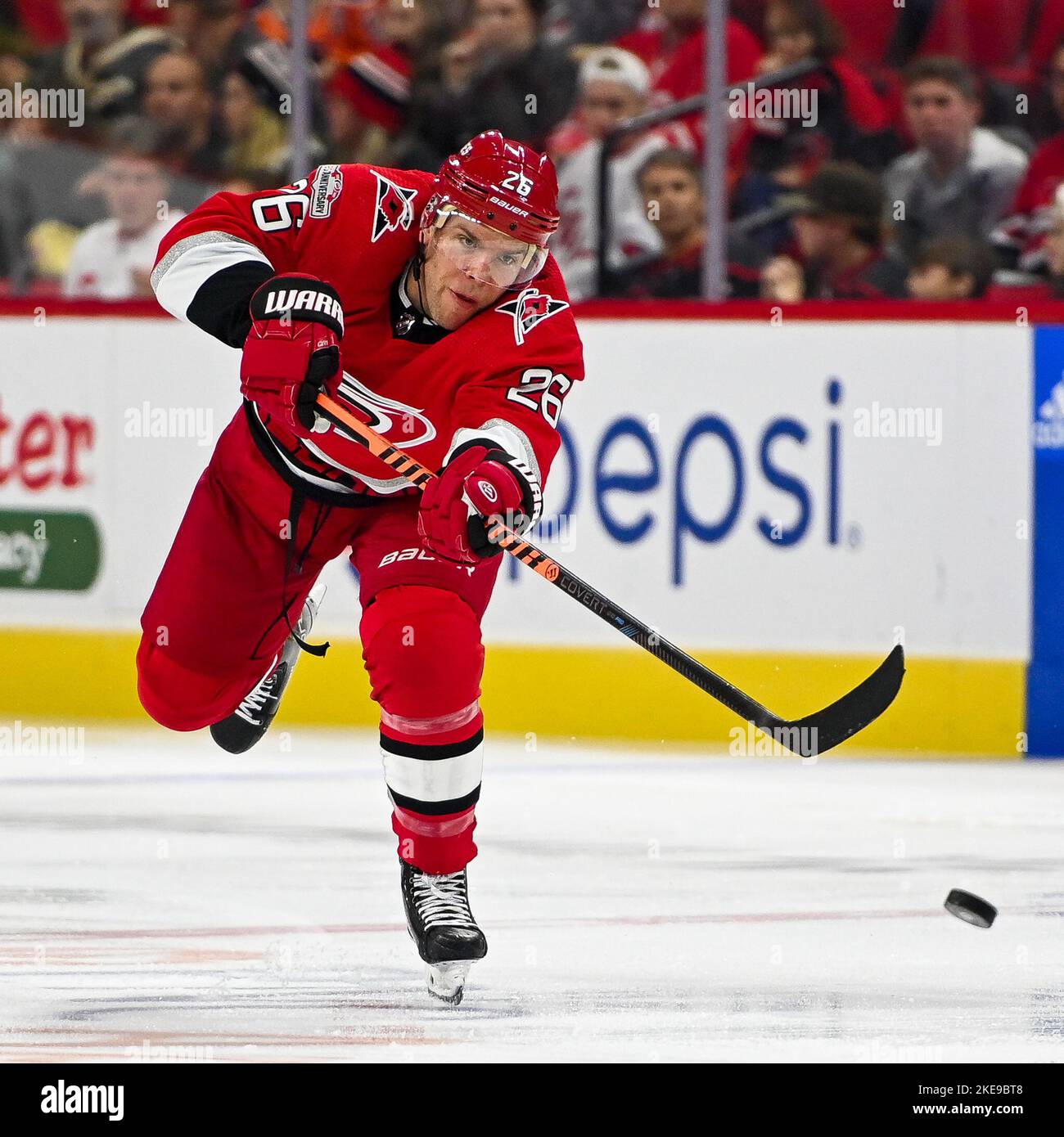 Raleigh, Caroline du Nord, États-Unis. 10th novembre 2022. Le centre des ouragans de Caroline Paul Stastny (26) déverse le palet vers le filet au cours de la troisième période de jeu entre les Oilers d'Edmonton et les ouragans de Caroline à l'aréna PNC à Raleigh, en Caroline du Nord, sur 10 novembre 2022. (Image de crédit : © Spencer Lee/ZUMA Press Wire) Banque D'Images