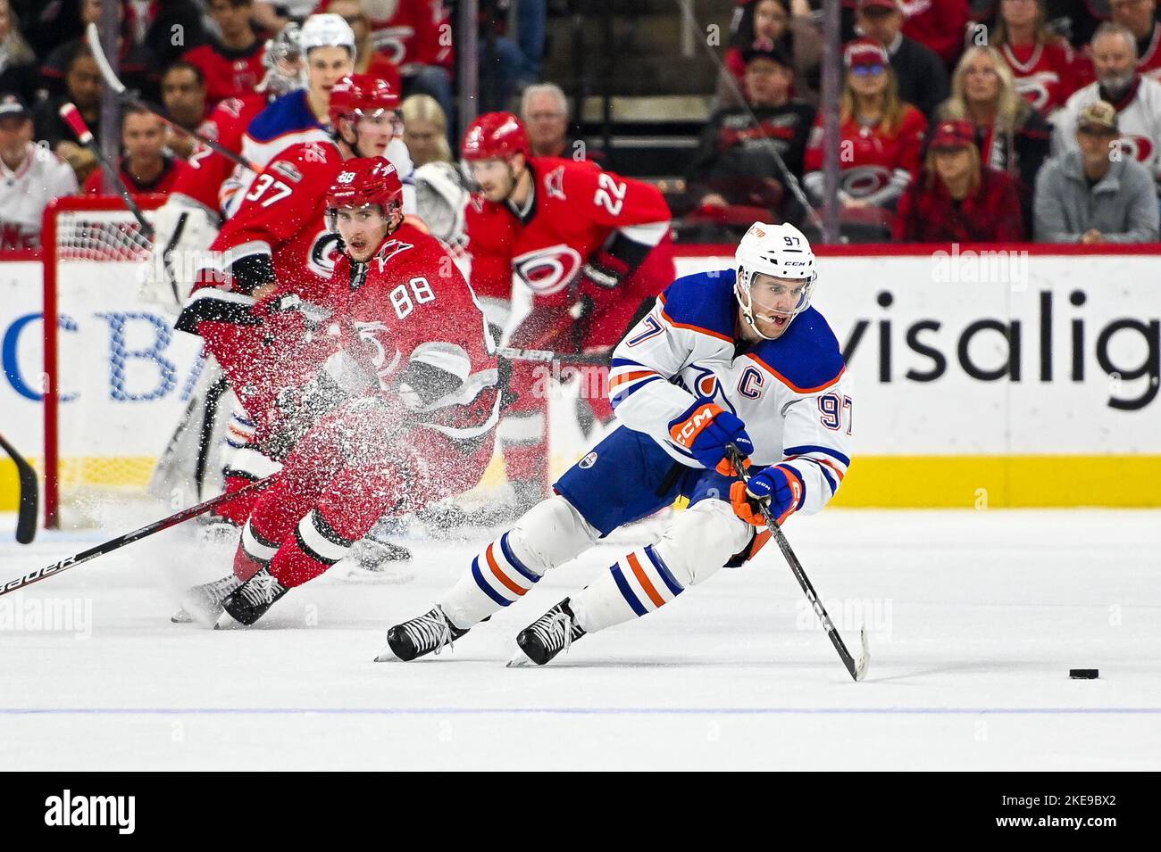 Raleigh, Caroline du Nord, États-Unis. 10th novembre 2022. Centre des Oilers d'Edmonton Connor McDavid (97) skate avec le palet dans la deuxième période de jeu entre les Oilers d'Edmonton et les Hurricanes de Caroline à l'aréna PNC à Raleigh, NC, on 10 novembre 2022. (Image de crédit : © Spencer Lee/ZUMA Press Wire) Banque D'Images