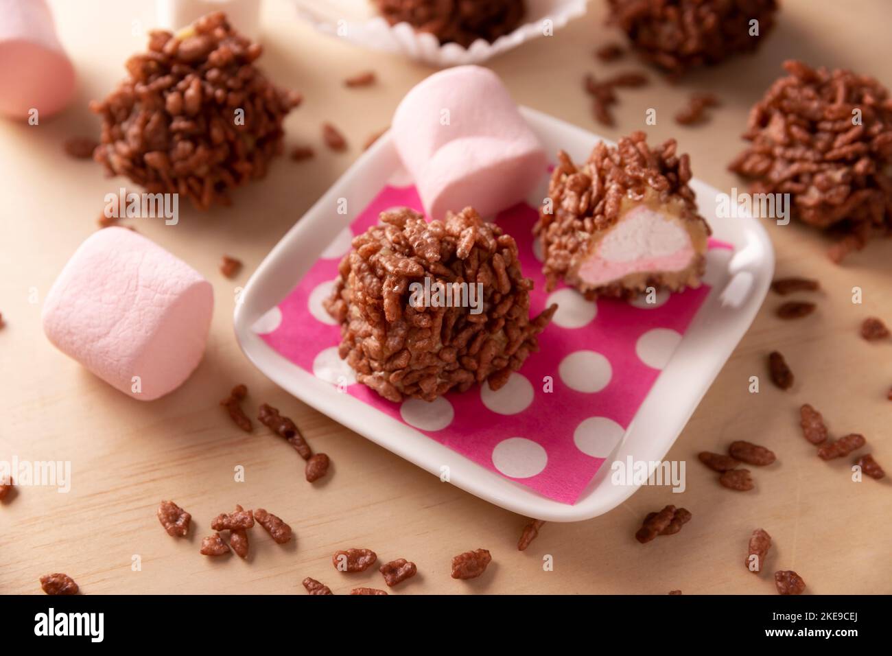 Marshmallows au caramel maison recouverts de riz soufflé au goût du chocolat, douceur facile à préparer, pas de cuisson nécessaire, idéal pour les fêtes et les fêtes Banque D'Images