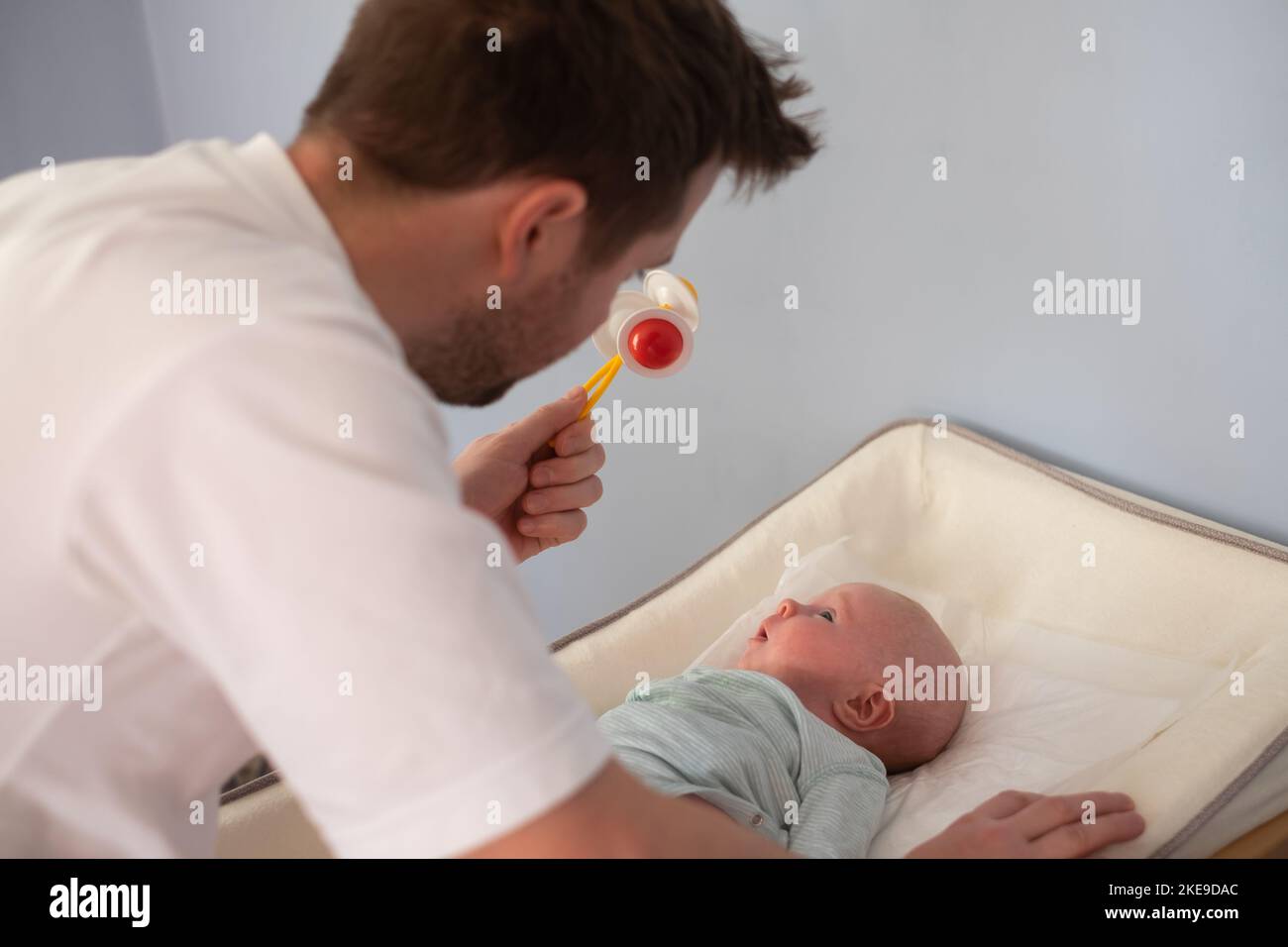 Le jeune père et la jeune fille de bébé de nouveau-né passent du temps ensemble Banque D'Images